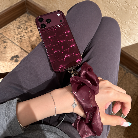 Funda para iPhone color burdeos con coletero tejido